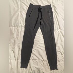 Alo Yoga Women Urban Moto Sweatpants size medium (29inch waist) 30in inseam.